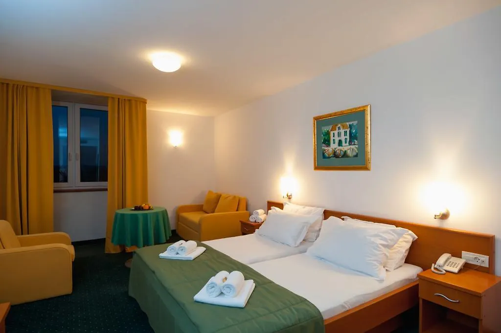 Hotel Rotondo Donji Seget 4*,